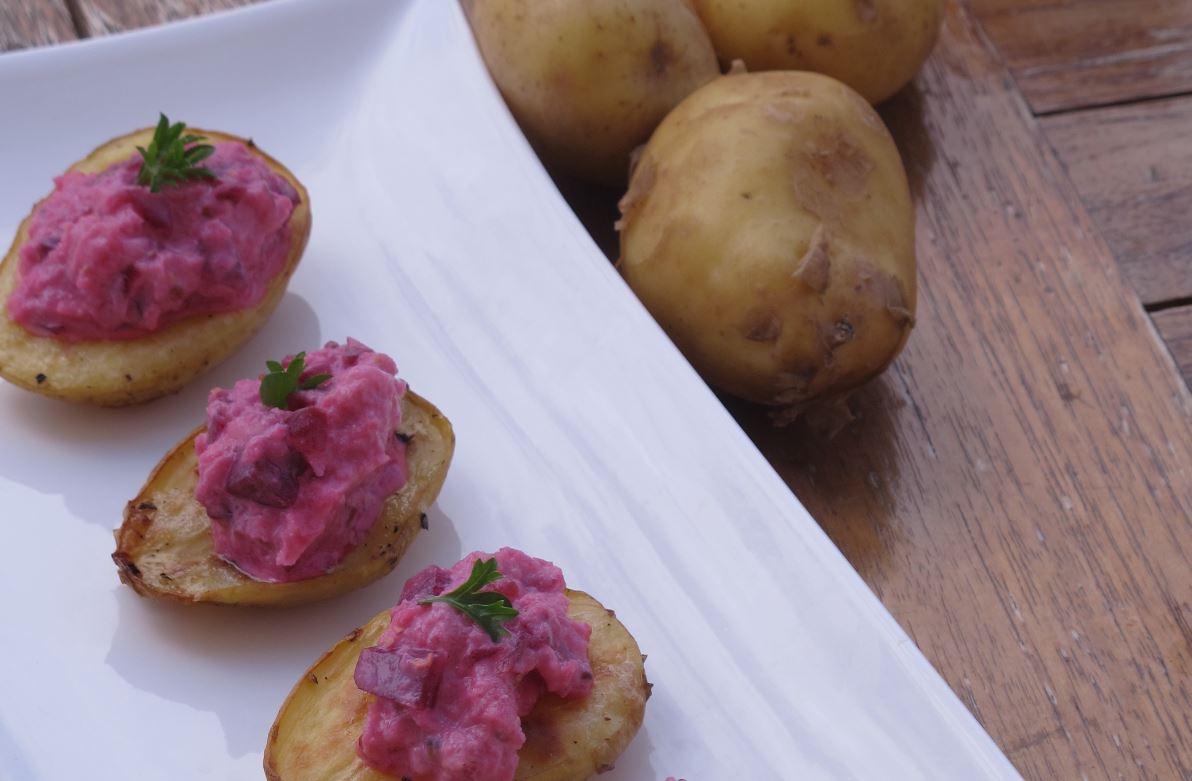 Recette de Pommes de terre farcies sauce betterave, moutarde, pomme et