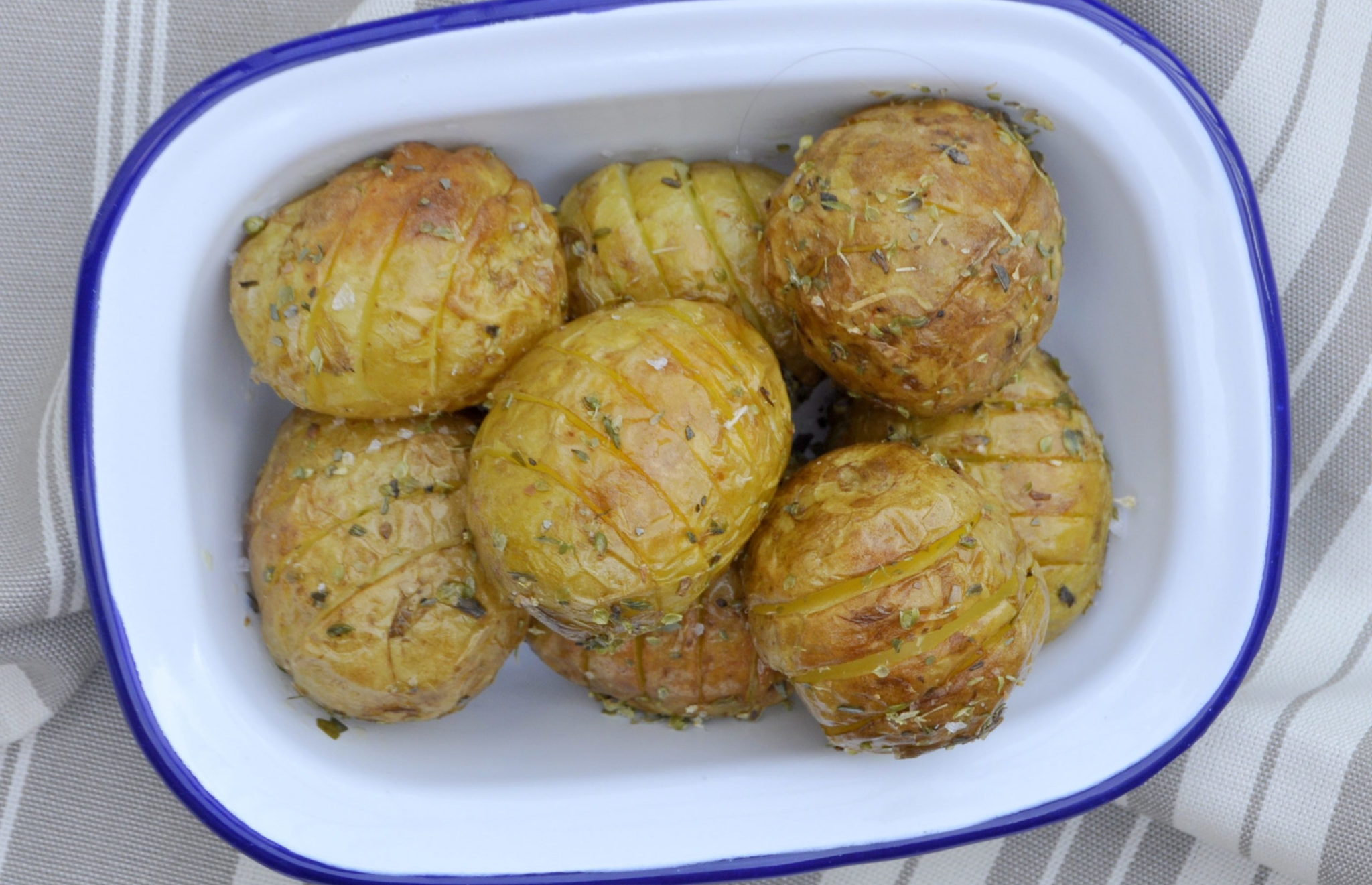 Recette de Primeurs rôties à la suédoise (hasselback potatoes) - La