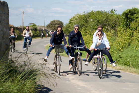 Femmes sur leur vélo allant à la fête de la bonnotte