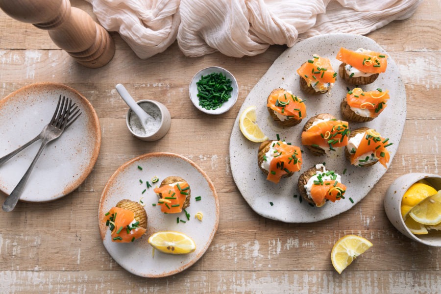 Pommes de terre primeur à la suédoise, truite fumé et crème aux herbes fraîches