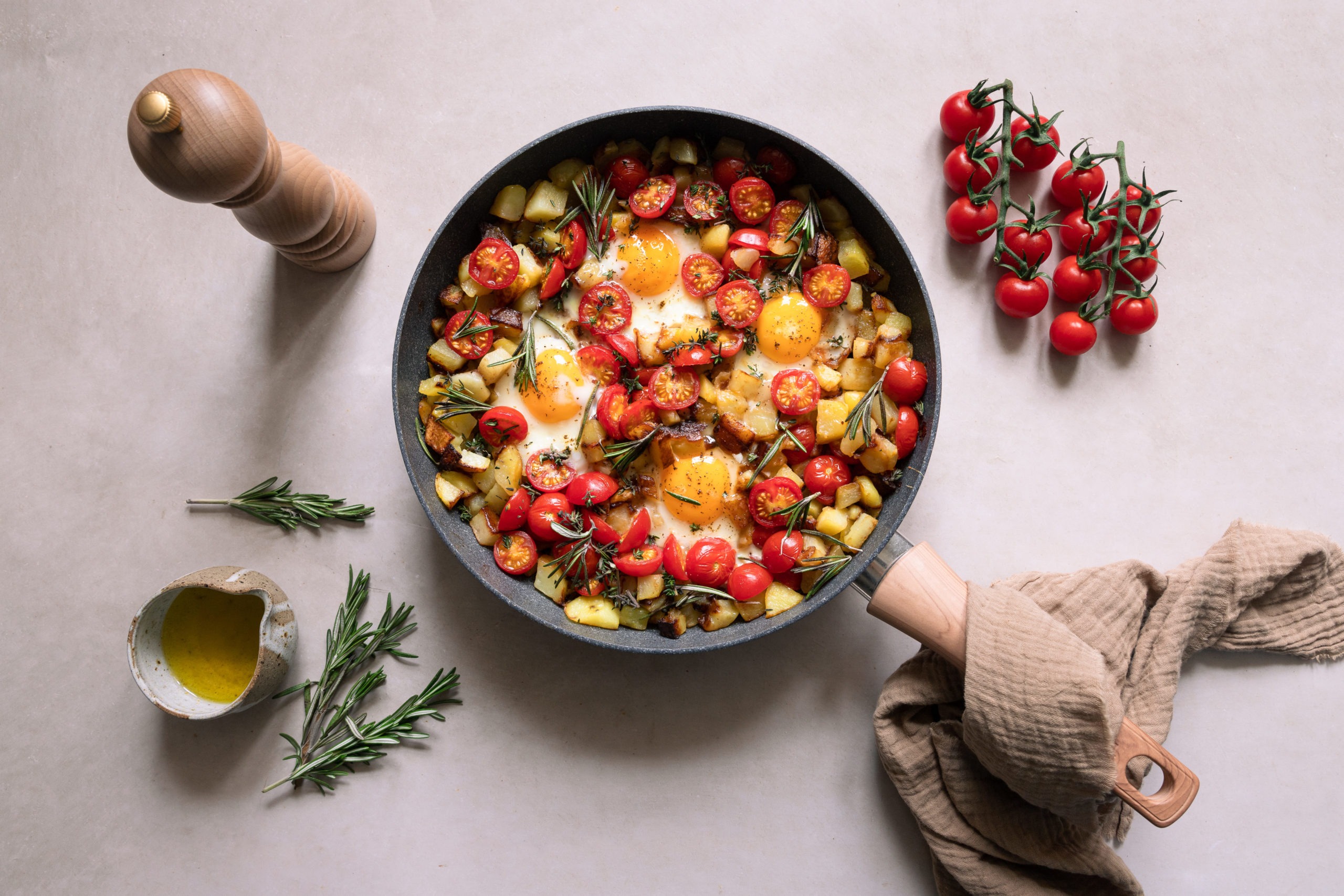 One pan de pommes de terre primeur sautées, tomates rôties et œufs