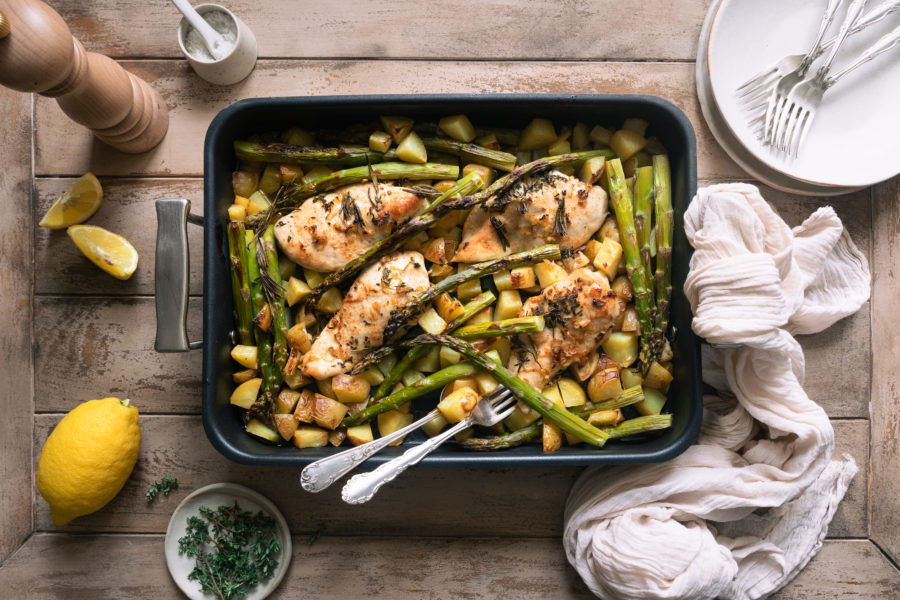 Poulet miel et citron, pommes de terre primeur rôties et asperges